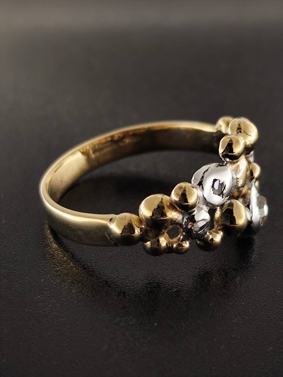 Anello in oro giallo e bianco composto da piccole pepite irregolari. Oro 18 carati.
All'interno dei sassolini bianchi sono stati incastonati dei diamanti.
Tutto realizzato completamente a mano. 
😍✨⚜️🪎🌟💎💍