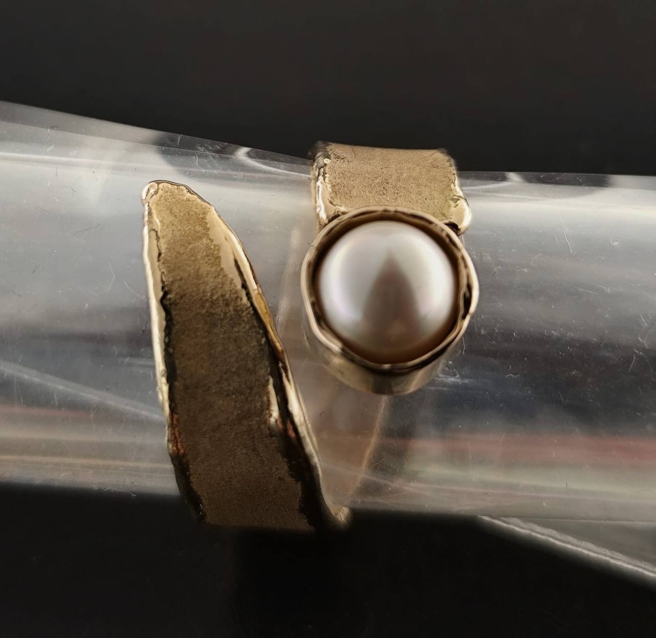 Anello in oro giallo 18 carati.
Satinato con bordino lucido ed
Al centro perla bianca
Realizzato completamente a mano 💎💍🪎⚜️🌟
