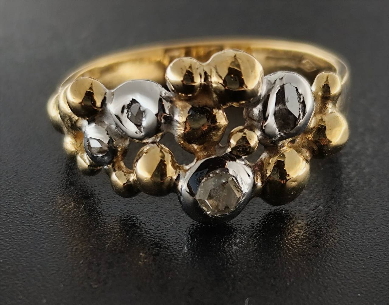 Anello in oro giallo e bianco composto da piccole pepite irregolari. Oro 18 carati.
All'interno dei sassolini bianchi sono stati incastonati dei diamanti.
Tutto realizzato completamente a mano. 
😍✨⚜️🪎🌟💎💍