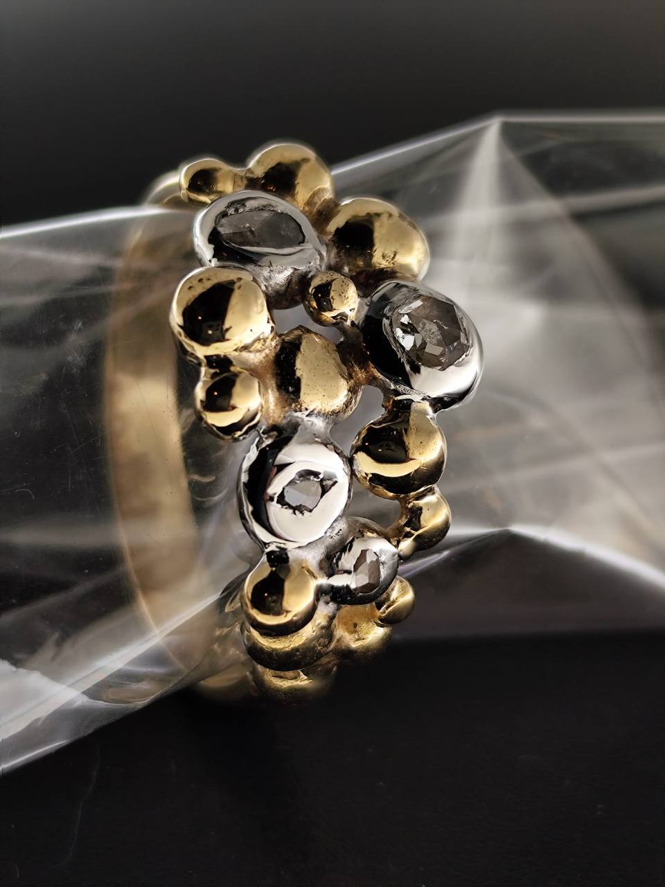 Anello in oro giallo e bianco composto da piccole pepite irregolari. Oro 18 carati.
All'interno dei sassolini bianchi sono stati incastonati dei diamanti.
Tutto realizzato completamente a mano. 
😍✨⚜️🪎🌟💎💍
