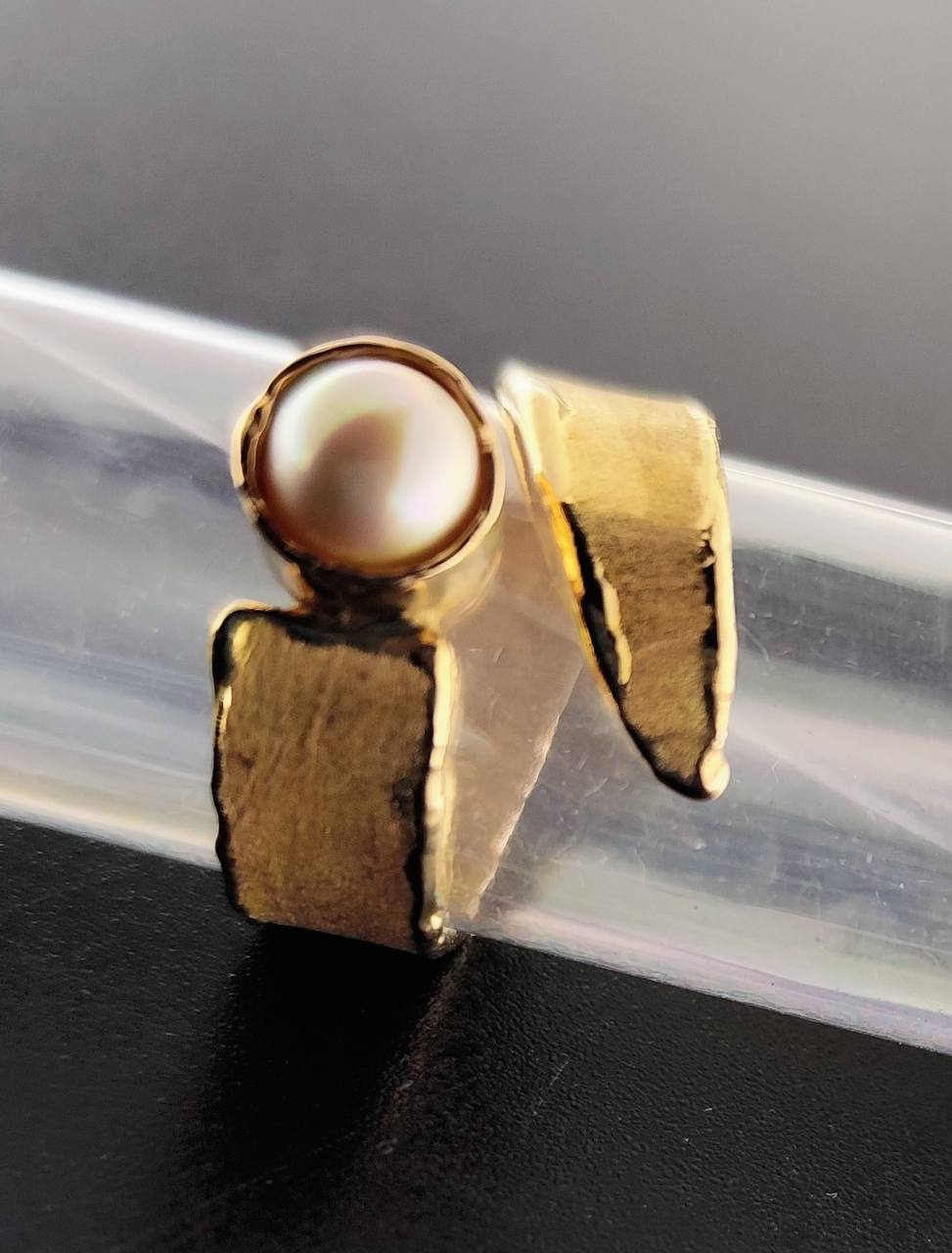 Anello in oro giallo 18 carati.
Satinato con bordino lucido ed
Al centro perla bianca
Realizzato completamente a mano 💎💍🪎⚜️🌟