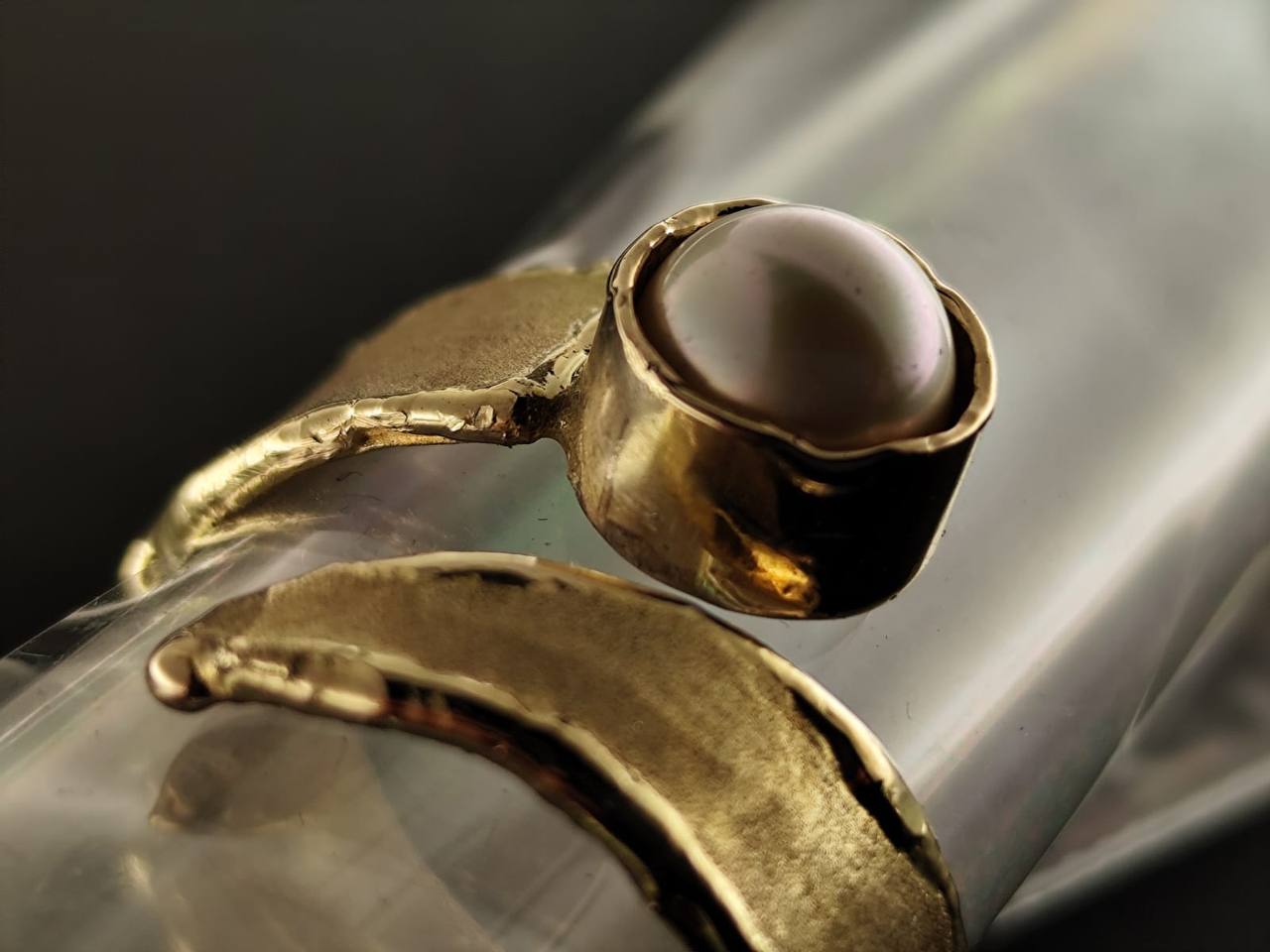 Anello in oro giallo 18 carati.
Satinato con bordino lucido ed
Al centro perla bianca
Realizzato completamente a mano 💎💍🪎⚜️🌟