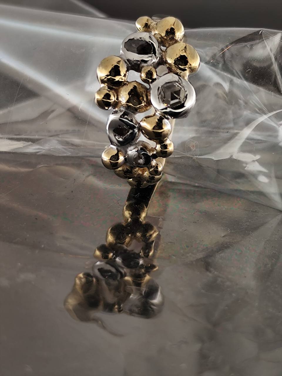 Anello in oro giallo e bianco composto da piccole pepite irregolari. Oro 18 carati.
All'interno dei sassolini bianchi sono stati incastonati dei diamanti.
Tutto realizzato completamente a mano. 
😍✨⚜️🪎🌟💎💍