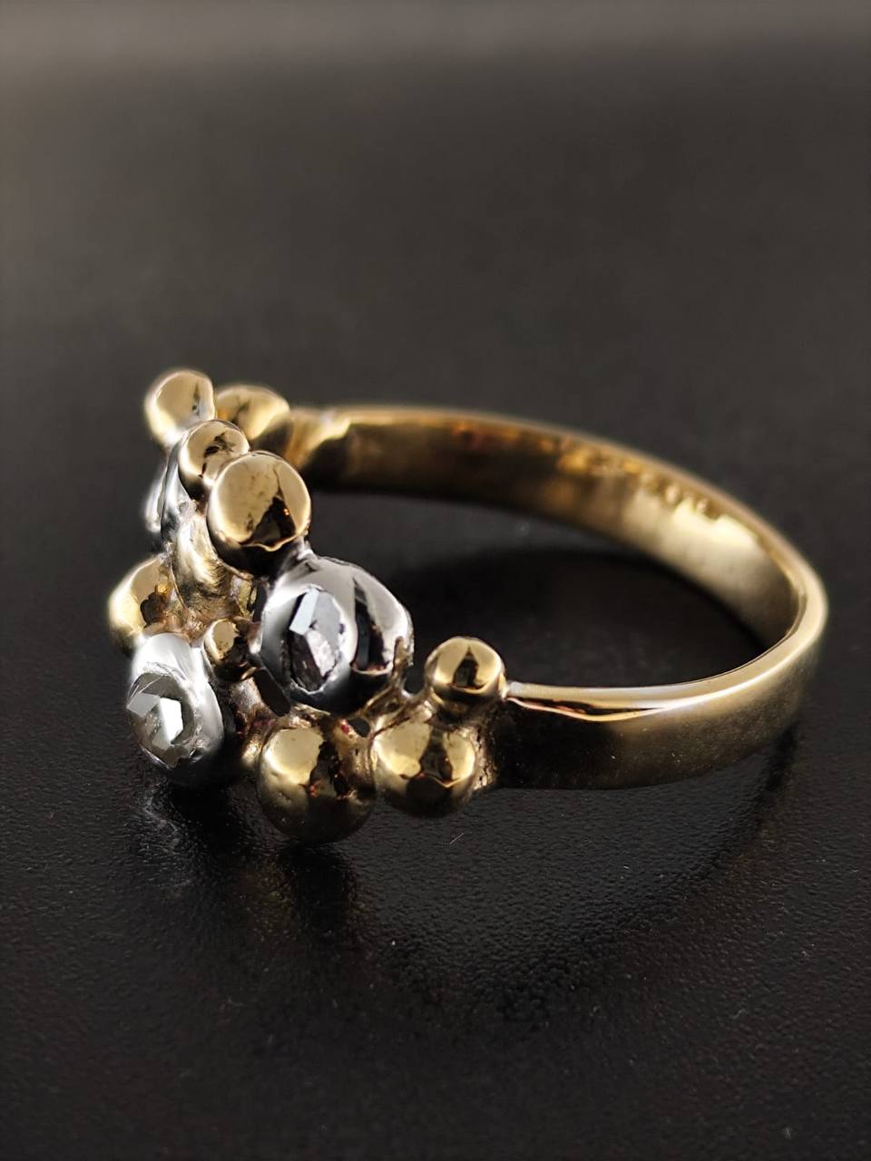 Anello in oro giallo e bianco composto da piccole pepite irregolari. Oro 18 carati.
All'interno dei sassolini bianchi sono stati incastonati dei diamanti.
Tutto realizzato completamente a mano. 
😍✨⚜️🪎🌟💎💍