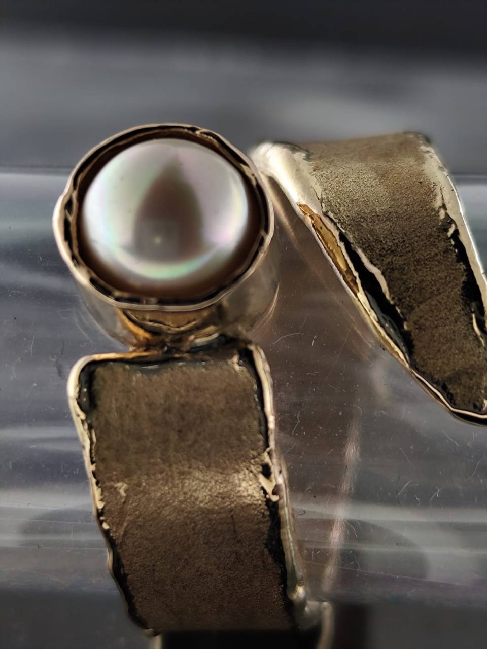 Anello in oro giallo 18 carati.
Satinato con bordino lucido ed
Al centro perla bianca
Realizzato completamente a mano 💎💍🪎⚜️🌟